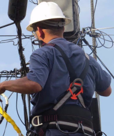 Profissional trabalhando em torre de transmissão